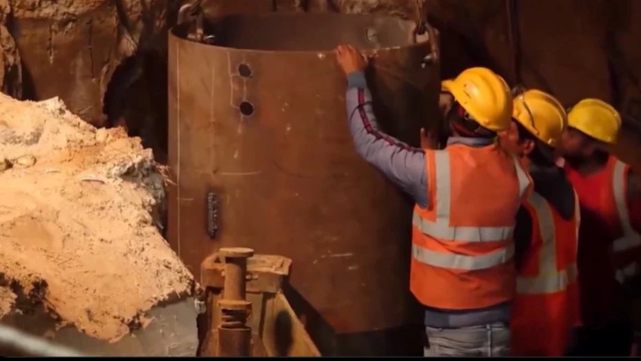 AztecaNoticias's tweet photo. ¡Sin agua ni comida!

En #India, una niña de sólo 3 años cayó en un pozo de 40 metros; equipos de #rescate trabajan contrarreloj para salvarla.

#VIDEO | https://t.co/2SftyEjnr2 https://t.co/oz0HTnA7xU
