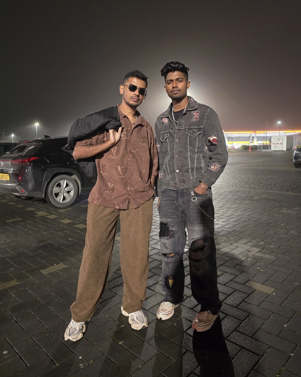 officialFEJO's tweet photo. തേജസ്സ് നേടി നീ Rizz ആവുന്നേ 🎖️🎯
UK knows how to party. Thank You Leicester ❤️ പോരട്ടേ energy അങ്ങട് rolling 🥂🐦🔥 Next Up: 28th Dec London, UK 🇬🇧 30th Dec Dublin, Ireland 🇮🇪
#Fejo #malayalamrap #mallurapper #UK #UnitedKingdom #MHR #AdarshADJ #AayiramAura https://t.co/TXamBZYDXV