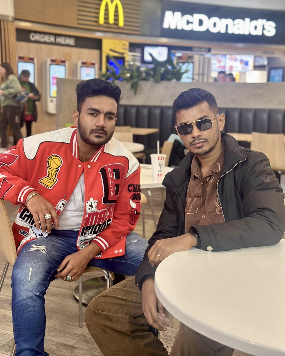 officialFEJO's tweet photo. തേജസ്സ് നേടി നീ Rizz ആവുന്നേ 🎖️🎯
UK knows how to party. Thank You Leicester ❤️ പോരട്ടേ energy അങ്ങട് rolling 🥂🐦🔥 Next Up: 28th Dec London, UK 🇬🇧 30th Dec Dublin, Ireland 🇮🇪
#Fejo #malayalamrap #mallurapper #UK #UnitedKingdom #MHR #AdarshADJ #AayiramAura https://t.co/TXamBZYDXV