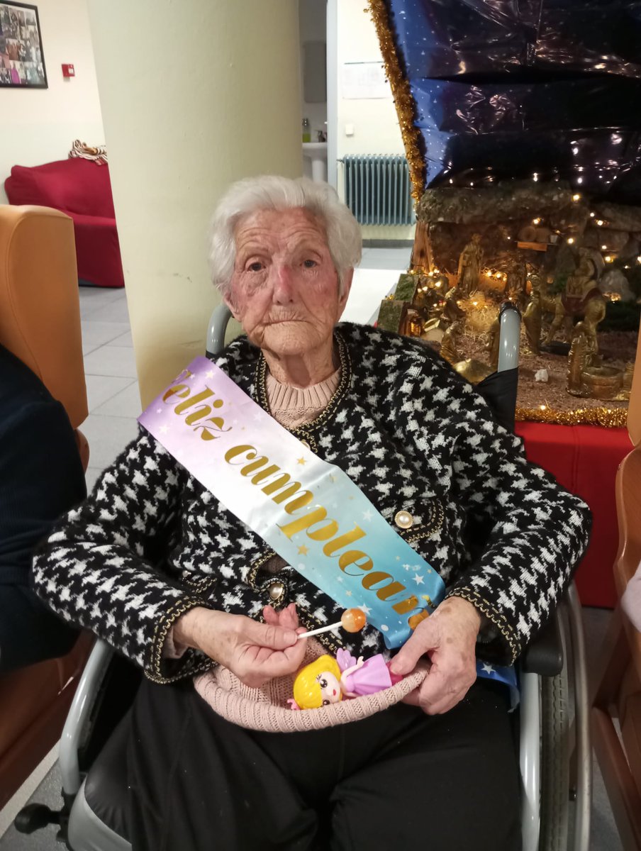 Desde aquí queremos felicitar a nuestra queridísima vecina, doña Cristina Martínez Mercado, que este 26 de diciembre ha cumplido cien años. Un tesoro para sus seres queridos, a quienes felicitamos también.