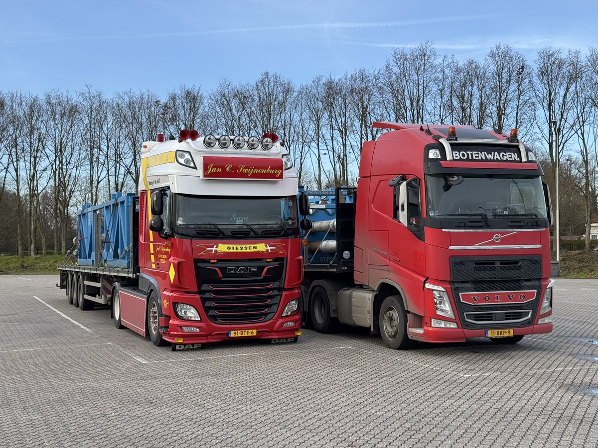 Botenwagen's tweet photo. Voor de olie-jongens onder ons: 1x Bolster en 5x Riser assembly geladen | Van de Duitsers een kerstcadeautje mogen ontvangen 💝 | Naast een barre man mogen parkeren | Frans op den Bult aangedaan #daftrucks #volvotrucksnl #rendier https://t.co/GMJGRuRfPB