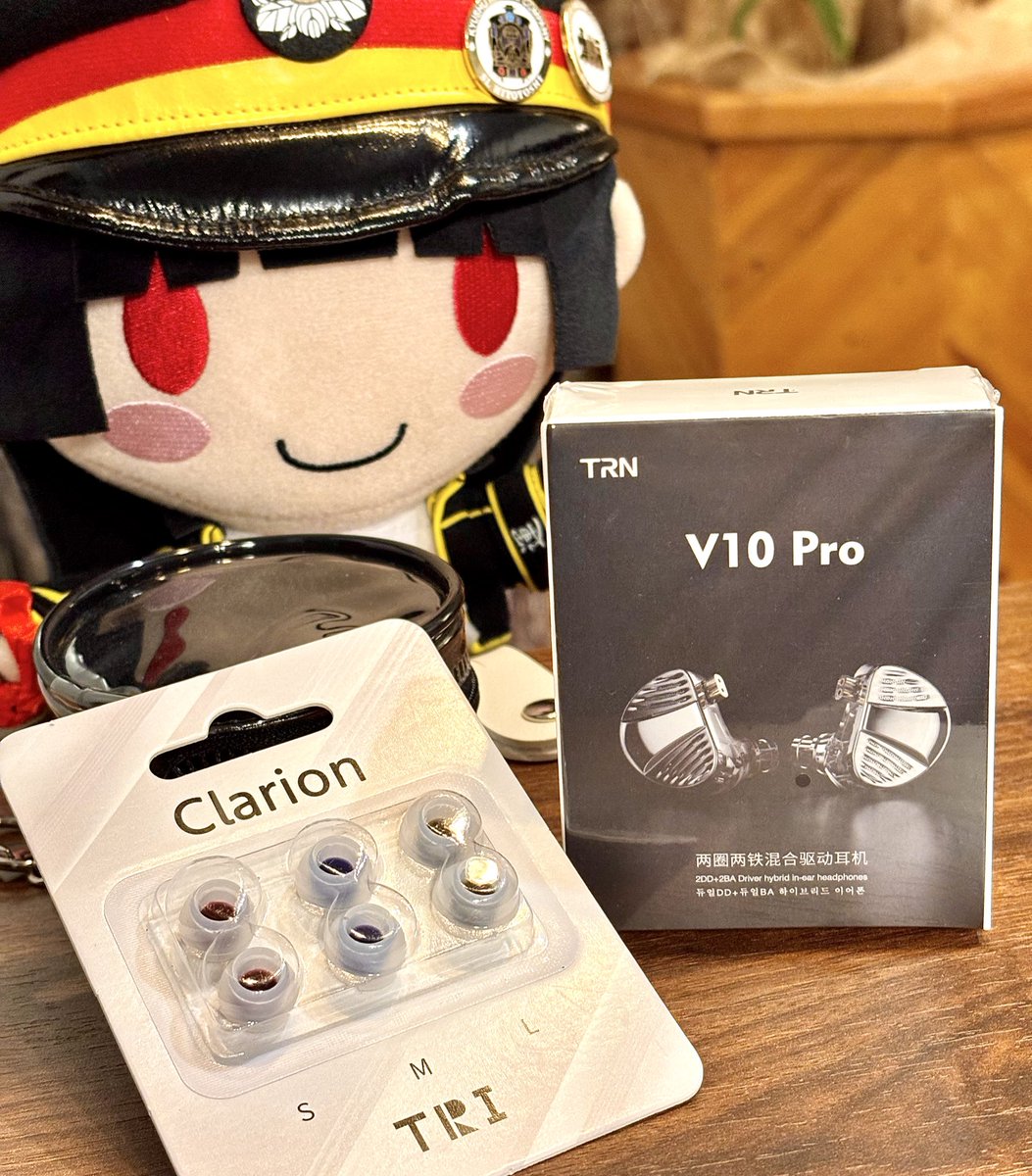JAXX0053's tweet photo. 🎉🎁フォロワー1000名様記念プレゼントキャンペーン🎁 🎉

人気の有線イヤホン「TRN V10 PRO」、イヤーピース「Clarion」、オマケ2点のセットを、今回はなんと2⃣名様にプレゼントします‼️

○応募方法
当アカウントをフォローして本ポストをリポスト！

○賞品
・TRN V10 PRO  Black 3.5mm
(2BA+2DD ベリリウムコート振動板)

・TRI Clarion 3ペア S/M/Lサイズ 

・オマケ：ポーチ、コードバンド

○応募締切
1月12日 (日) 23:59

⬇️つづく