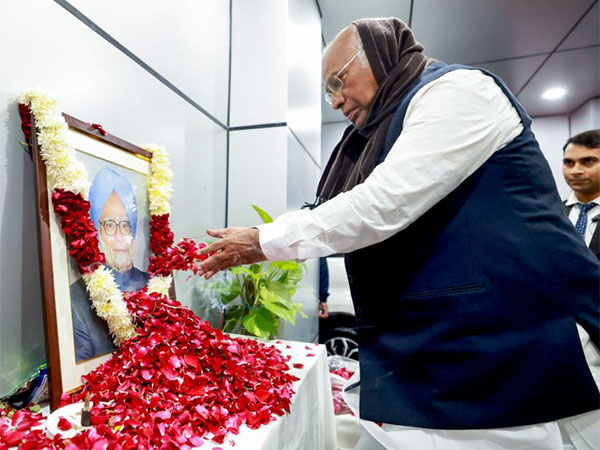 ani_digital's tweet photo. "Great son of India...": Congress chief Mallikarjun Kharge urges PM Modi to build memorial for Manmohan Singh

Read @ANI Story | https://t.co/gVxmIjcz1S
#CongressChief #MallikarjunKharge #ManmohanSingh https://t.co/GLR46QS0vD