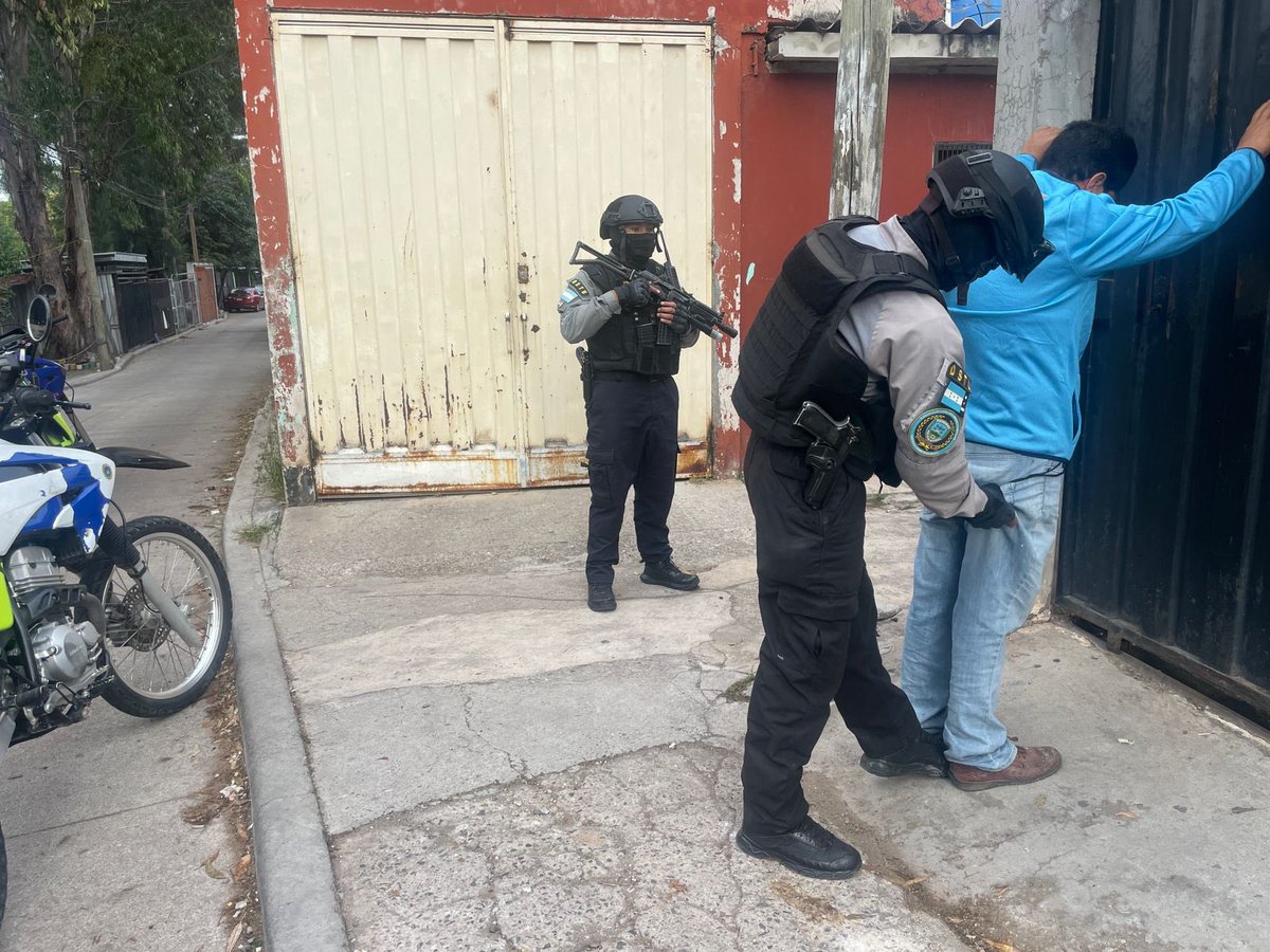 DNSTUHonduras's tweet photo. SeguridadTotal

División de Seguridad del transporte, dispone operativos en distintos puntos de la capital para mantener el control total en el sector transporte público. 

Recuerda que la #DIPAMPCO tiene a disposición sus plataformas de emergencia 🚨 911 y 143 🚨. https://t.co/l8sAPZ5g7m