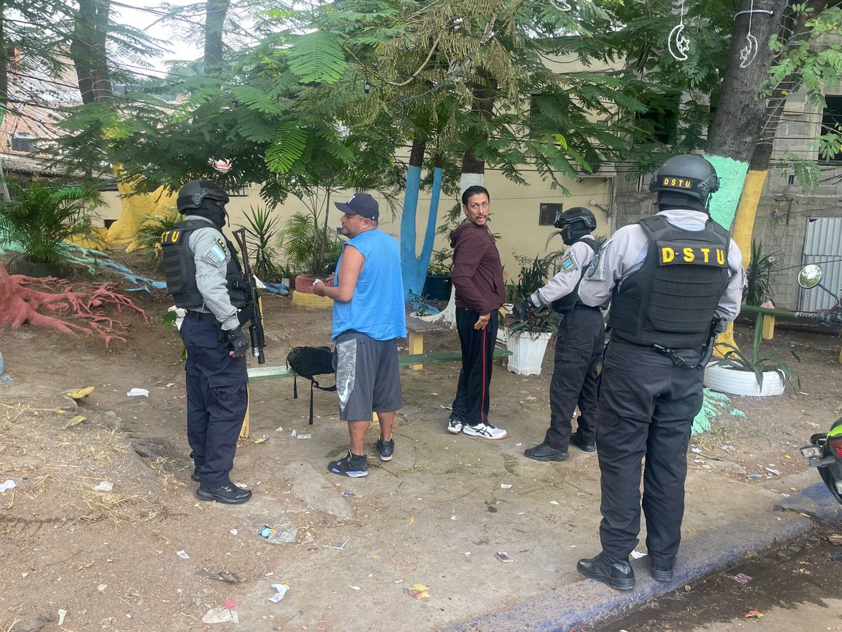 DNSTUHonduras's tweet photo. SeguridadTotal

División de Seguridad del transporte, dispone operativos en distintos puntos de la capital para mantener el control total en el sector transporte público. 

Recuerda que la #DIPAMPCO tiene a disposición sus plataformas de emergencia 🚨 911 y 143 🚨. https://t.co/l8sAPZ5g7m