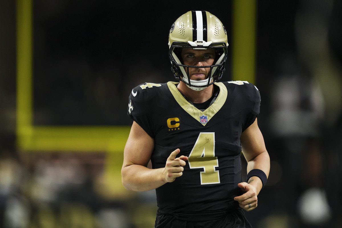 AdamSchefter's tweet photo. Saints QB Derek Carr is the Week 17 NFLPA Community MVP for giving nine local families bags of gifts and $5,000 each in cash during a special holiday luncheon. https://t.co/9X4Vfqth7c