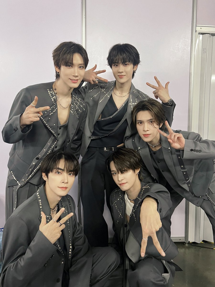 WayV_official's tweet photo. 𝖱𝖾𝗌𝗈𝗇𝖺𝗍𝖾 𝗐𝗂𝗍𝗁 𝖶𝖺𝗒𝖵 🩶

#WayV #威神V  
#AAA #AAA2024 https://t.co/3dbY1KUGXe