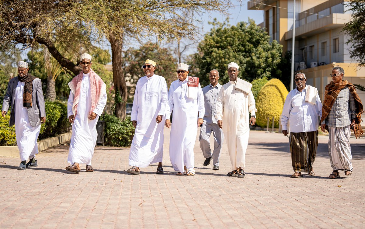 This picture of the sitting president and vice president of #Somaliland, along with former presidents and vice presidents, shows the beauty of transferring power through democratic means.