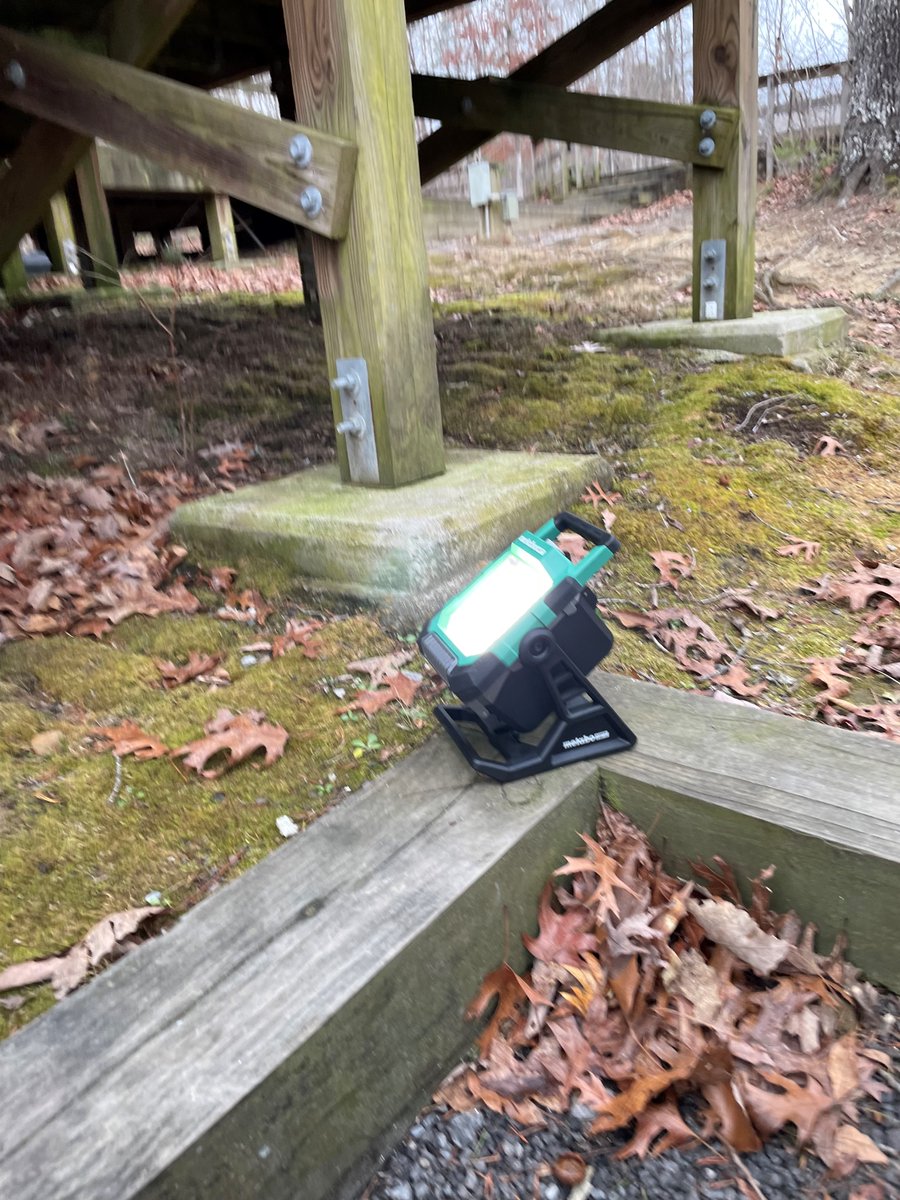 The 18V Cordless LED Work Light is here to keep you focused no matter where or when you're working, with 15 brightness levels and up to 20 hours of runtime. Plus, charge your phone right on the spot. Stay ready for anything.

Model UB18DCQ4