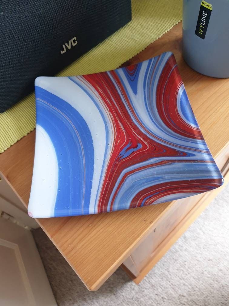 Samphireglass's tweet photo. Stunning blue, red and white fused glass bowl. Wonderful colours within this unique handcrafted dish. 

#handmade #shopindie #etsy #giftideas #earlybiz 

https://t.co/a5iVec0uTR https://t.co/Mz8a5xl2dJ