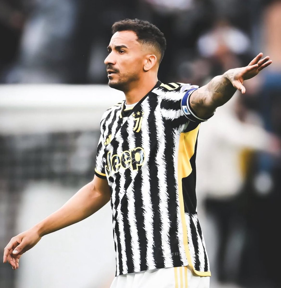 FabrizioRomano's tweet photo. 🚨⚠️ Understand Juventus have just informed their captain Danilo that he’s available on the market for January.

Juventus have decided to put Danilo up for sale for the upcoming weeks. https://t.co/32MpHbHsfV