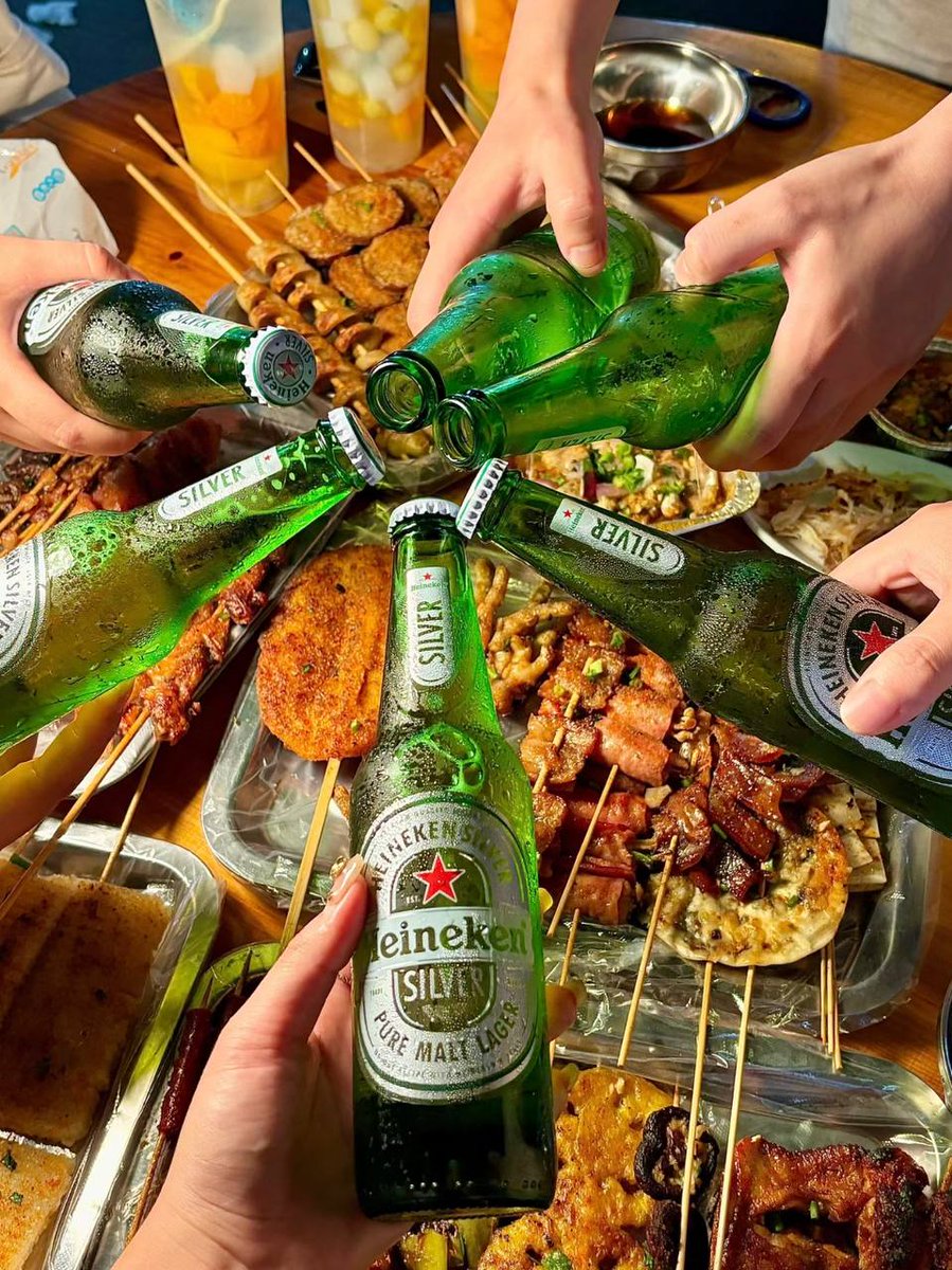 AndersonLy28554's tweet photo. 该死的领导，这会才忙完...

跟同事们一起小酌几杯

推友们说微醺的少妇更有味道哦！ https://t.co/BqljTlpoR7