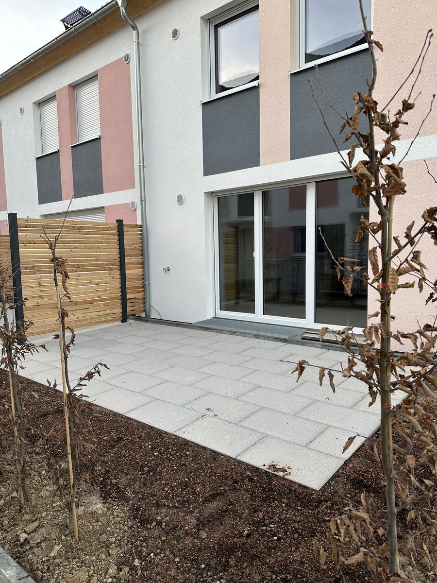 VLOelmann's tweet photo. Na, wer erinnert sich an die 17 Reihenhäuser auf winzigem Grundstück, über die ich im Januar geranted habe? 

Sie sind jetzt teilweise bezogen und es ist noch schuhkartonartiger, als ich befürchtet habe. Null Privatsphäre und vor allem die Gartenanteile sind ein absoluter Witz für den aufgerufenen Preis. 

Auch die Grundrisse einfach katastrophal. Das Esszimmer ist ohne Zwischentür direkt neben der Haustür positioniert, die Küchenzeile ist komödiantisch klein. Und die Verteilung von 5,5 Zimmern über drei Stockwerke muss man auch wirklich wollen. Frage mich da wirklich, ob in puncto Altersvorsorge nicht eine 5,5 Zimmer Wohnung mit Aufzug in Gebäude die bessere Wahl wäre.

Die Farbgebung außen ist natürlich Geschmacksache, aber selbst mir als pink girlie würde es gar nicht taugen. Nicht diskutabel ist aber, wie beschädigt und befleckt die Fassade jetzt schon ist, dabei sind viele der Wohneinheiten einfach noch nicht mal bezogen.

Drei der 108 qm Reihenmittelhäuser sind partout nicht zu verkaufen, erzählt mir die Nachbarin. Der Preis wurde jetzt auf 750.000€ gesenkt, ursprünglich waren es 800.000€ plus jeweils 16.000€ pro Tiefgaragenstellplatz. 

Wer so viel Geld für ein 108 qm Reihenmittelhaus ausgibt, erschließt sich mir partout nicht. Ich würde mir für 400k lieber ein freistehendes EFH aus den 70ern mit 120 qm Wohnfläche kaufen und renovieren.