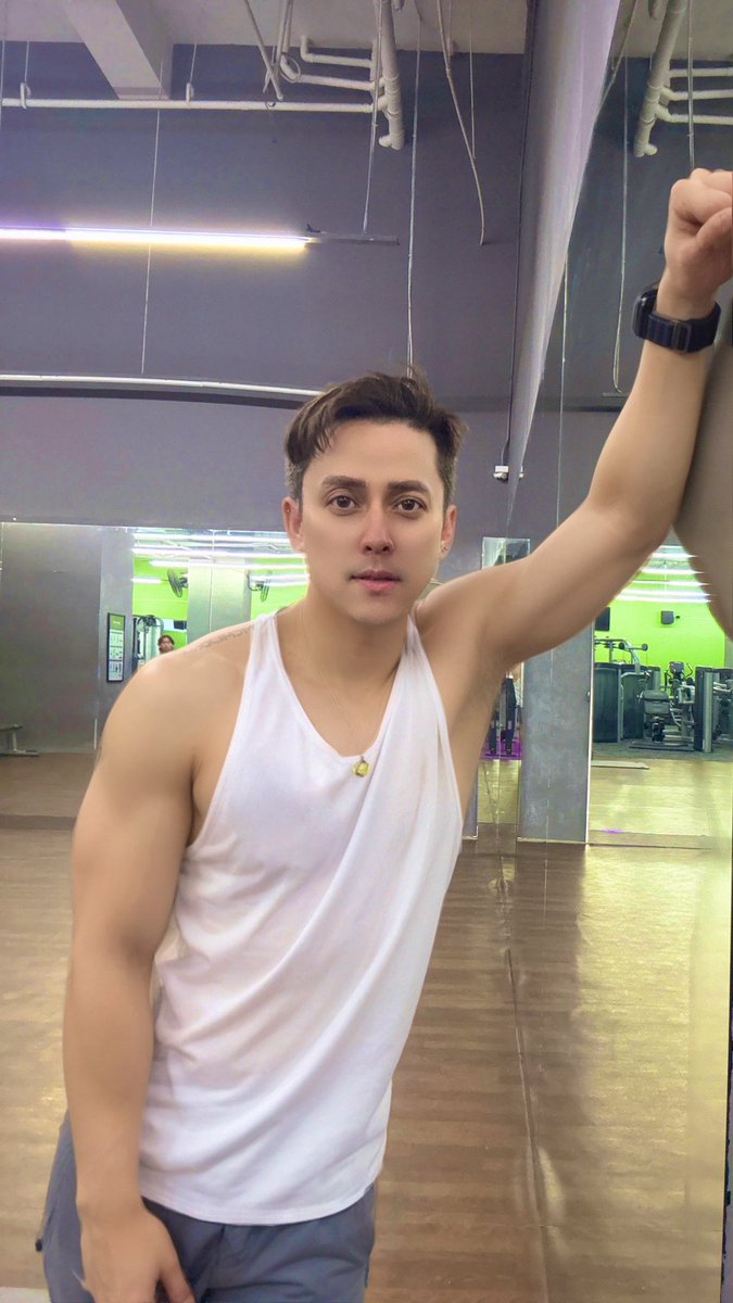 hey_intensiTeeJ's tweet photo. Back to the grind after Christmas! ๐ช๐ Rocking the all-white fit and shaking off those holiday treats. Letโs finish the year strong! ๐ค #PostHolidayWorkout https://t.co/EJe474pDTm