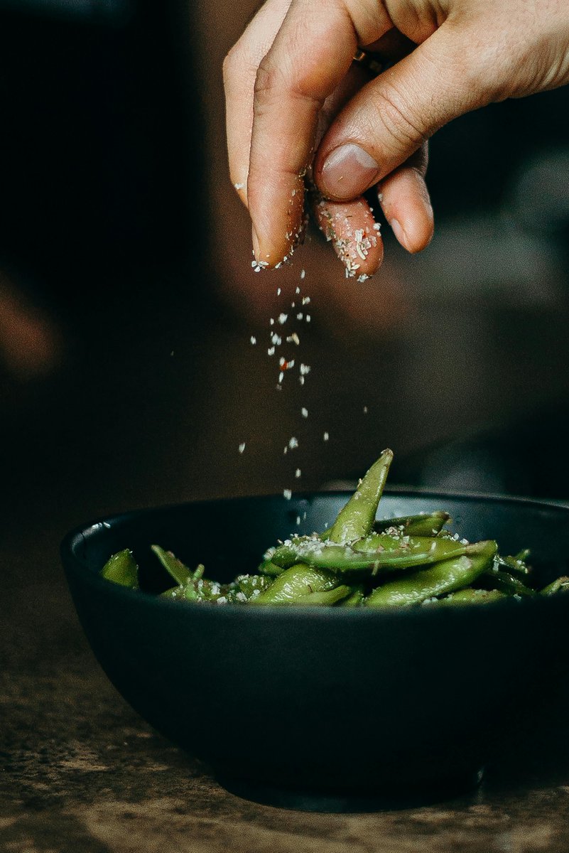Nugusm4's tweet image. Stop constant grazing to support your weight loss goals! Planned meals help control calorie intake, while excessive snacking disrupts hunger signals and adds unnecessary calories. Focus on eating mindfully during set times