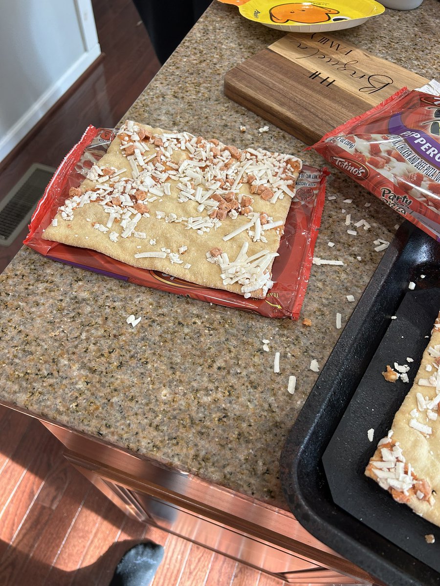 tabithabrizuela's tweet photo. @GeneralMills I bought some Totino’s pizzas. I opened one and it had no sauce and barely any cheese. I opened another one- same thing. What’s up?? https://t.co/DNRWDJG6fy