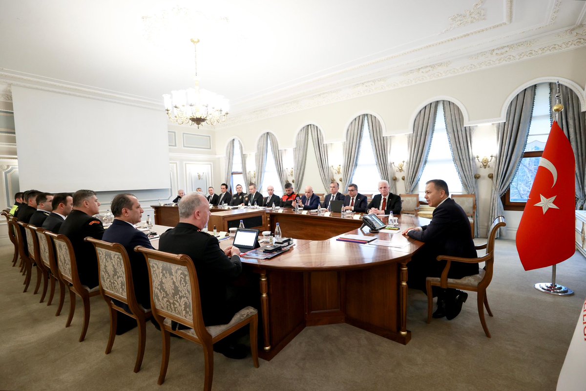 İstanbul Valimiz, İstanbul İl Jandarma Komutanımız, İstanbul İl Emniyet Müdürümüz, Sahil Güvenlik Komutanımız ve ilgili birim amirlerimizin katılımıyla İstanbul Valiliğinde, Güvenlik Toplantımızı gerçekleştirdik.

Toplantımızın ana gündem maddesi, yılbaşı günü alınacak