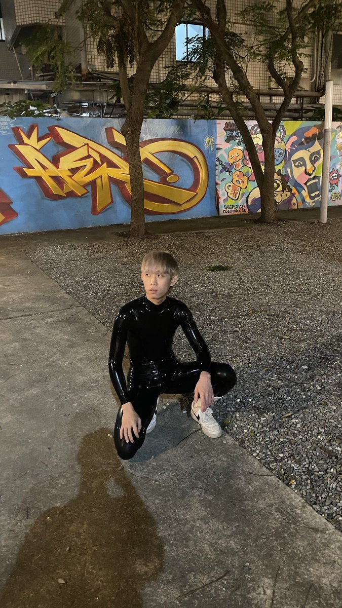 學校裡的不良少年 卻背地裏穿膠出門