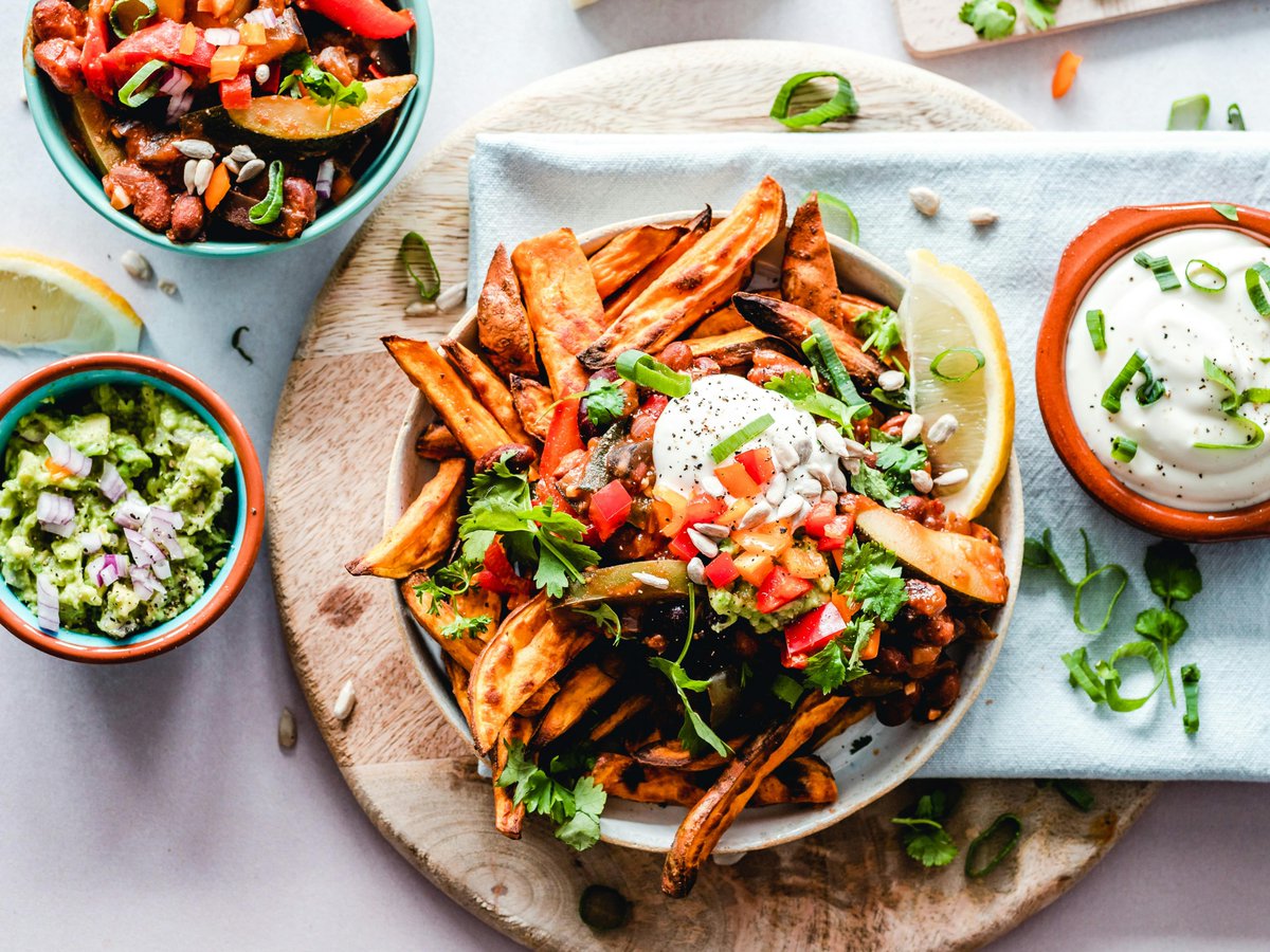 Nugusm4's tweet image. Avoid distractions by limiting screen time during meals. Mindful eating improves digestion and helps you recognize fullness cues. Ditch the screens to enjoy your meals and stay on track with weight loss