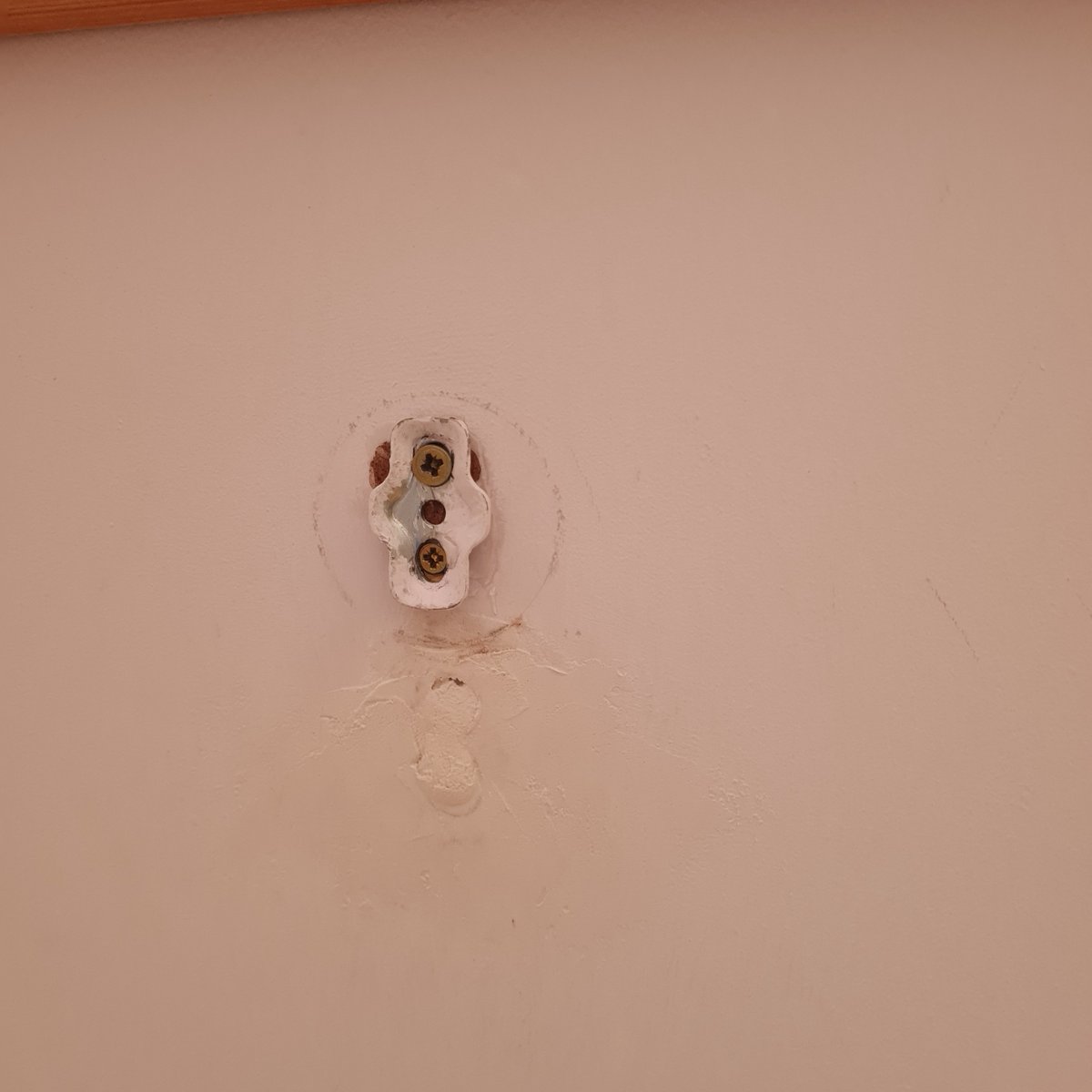 🏠🔧 Do you have Six10® Thickened Epoxy Adhesive? This powerful, easy-to-use formula is perfect for quick fixes and long-lasting repairs around the house. 

#westsystemepoxy #six10 #homeimprovement #diyrepair