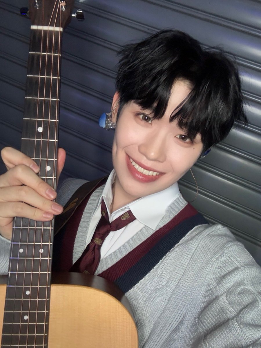 ZB1_official's tweet photo. _𝗭𝗘𝗥𝗢𝗙𝗢𝗖𝗨𝗦

하늘이 내려준 선물 같았던 태래의 '소나기'☔️

또 다시 봐서 더욱 반가웠던
ZB1의 'Run Run' 무대까지🏃‍♂️

ZB1: 제로즈.. 근데 왜 울지? 나 안 울렸는데🤔

#ZEROBASEONE #ZB1 
#제로베이스원 https://t.co/iumh5GP877