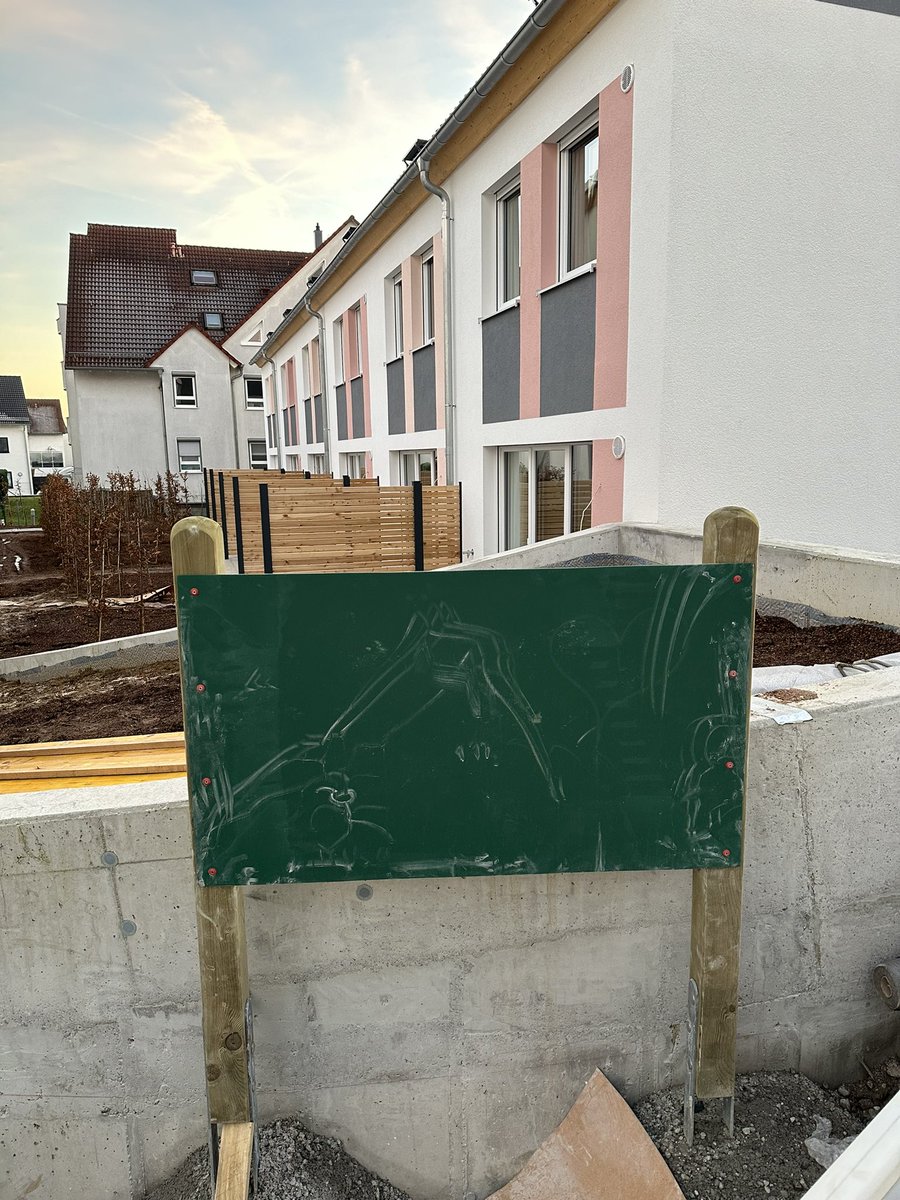 VLOelmann's tweet photo. Nicht zu vergessen: Der „zentrale Lebensbaum mit Kreidetafel, der zum gemeinsamen Kirschen naschen und Gestalten einlädt“, ja, so steht das leider wirklich im Exposé. 

Ich sag mal so: Bis der Kirschbaum irgendwas an Früchten trägt, sind die Kinder ausgewachsen, und die Kreidetafel steht einfach fast direkt vorne an der Straße bei der Einfahrt zur Tiefgarage. Also da, wo man spielende Kinder ganz sicher nicht haben will😭😭

Und jetzt gebt euch das alles in Kombination mit den lächerlichen Preisen und der bereits versauten Fassade. Immobilienmarkt in Ludwigsburg einfach Fiebertraum.