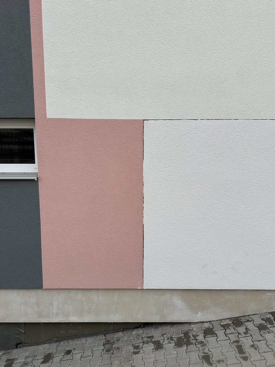 VLOelmann's tweet photo. Nicht zu vergessen: Der „zentrale Lebensbaum mit Kreidetafel, der zum gemeinsamen Kirschen naschen und Gestalten einlädt“, ja, so steht das leider wirklich im Exposé. 

Ich sag mal so: Bis der Kirschbaum irgendwas an Früchten trägt, sind die Kinder ausgewachsen, und die Kreidetafel steht einfach fast direkt vorne an der Straße bei der Einfahrt zur Tiefgarage. Also da, wo man spielende Kinder ganz sicher nicht haben will😭😭

Und jetzt gebt euch das alles in Kombination mit den lächerlichen Preisen und der bereits versauten Fassade. Immobilienmarkt in Ludwigsburg einfach Fiebertraum.