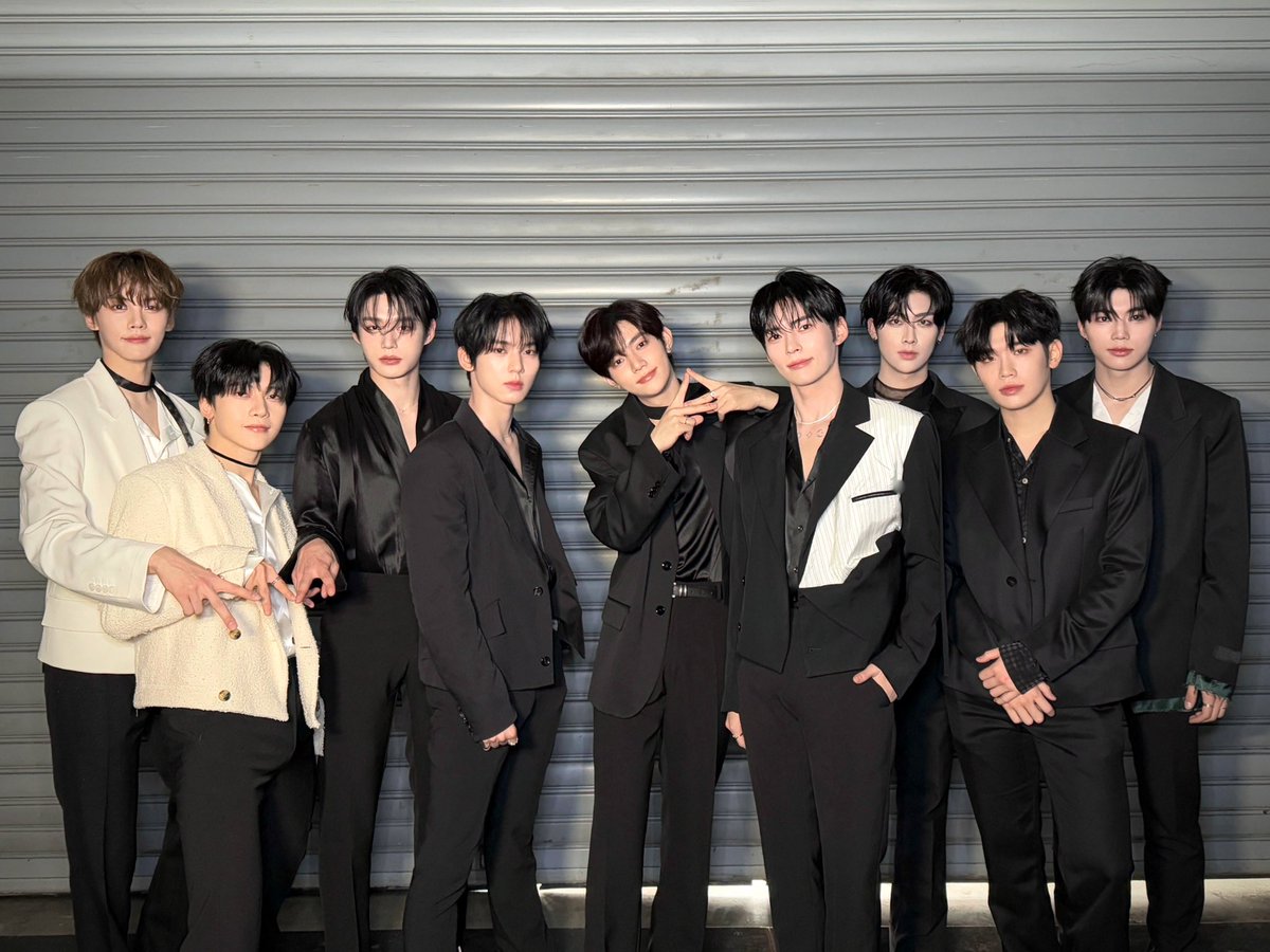 ZB1_official's tweet photo. _𝗭𝗘𝗥𝗢𝗙𝗢𝗖𝗨𝗦

🏆Best Artist
🏆Best Musician Boy Group

청량 섹시 멋짐의 꽃말은 ZB1이었다는 사실🌸
기특한 우리베이스원 업고 튈 제로즈 구합니다🫶

제로즈~~ 사랑해🌹

#ZEROBASEONE #ZB1 
#제로베이스원 https://t.co/Tb3I0BPN9Q