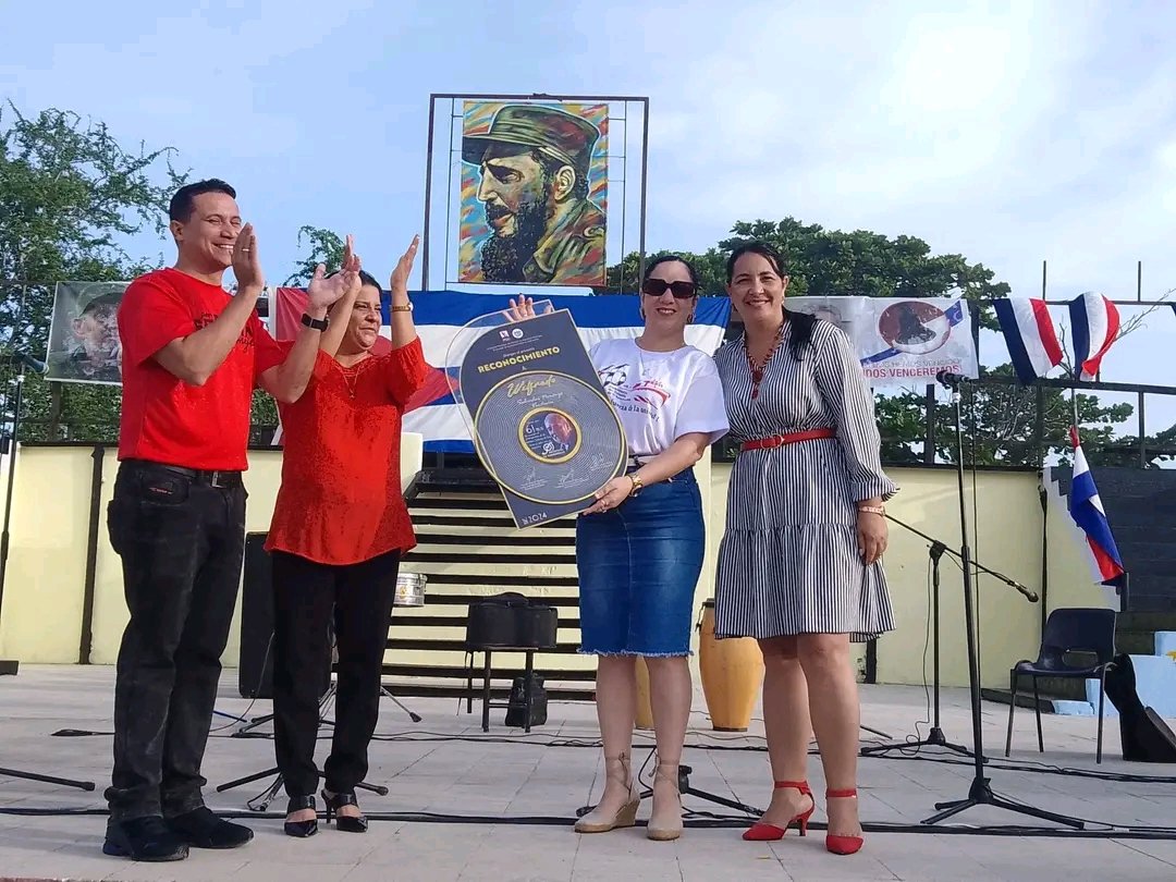 BeltranReynier's tweet photo. El acto por el  66 Aniversario de la Revolución en #Manzanillo inicia con reconocimiento oportuno a la orquesta insigne de nuestra ciudad "Original de #Manzanillo, al conjunto Guasimal y al proyecto "Colmena Corazón Gigante". Honor a quien honor merece. #ConLaFuerzaDeLaUnidad https://t.co/GZI4asVTMv
