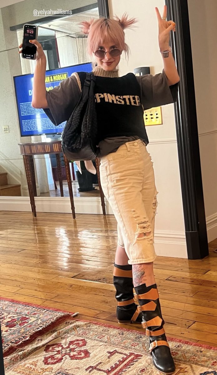 happy bday to our queen 🎂👑