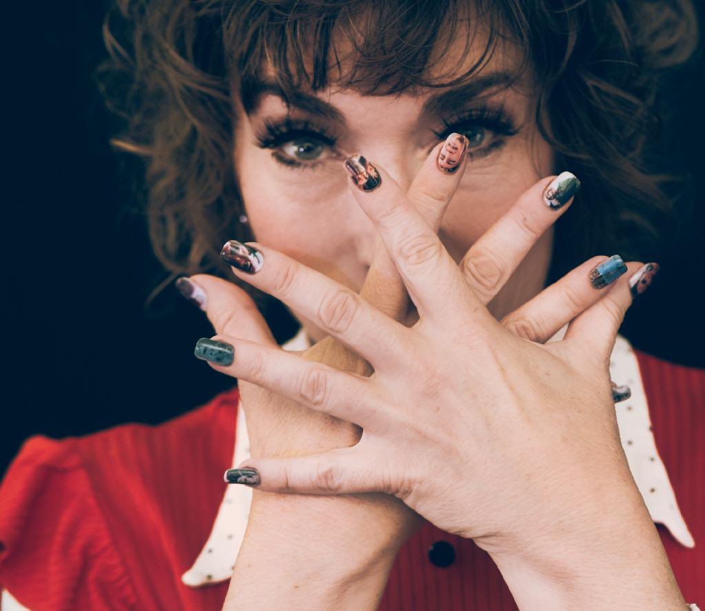 naomiwgrossman's tweet image. It’s showtime, y’all! Which means it’s time for a #manicure. As much as I 🖤 @salon.spa.absolute’s #horrornails, can’t play ukelele with these #talons! 💅🏻 #americanwhorestory #soloshow #taosnewmexico @wildflowerplayhouse