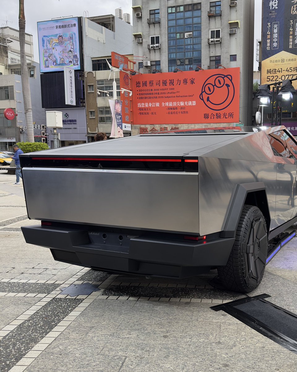 Cybertruck真的好巨！！ 
但我還是獨愛Range Rover Velar…抱歉☹️