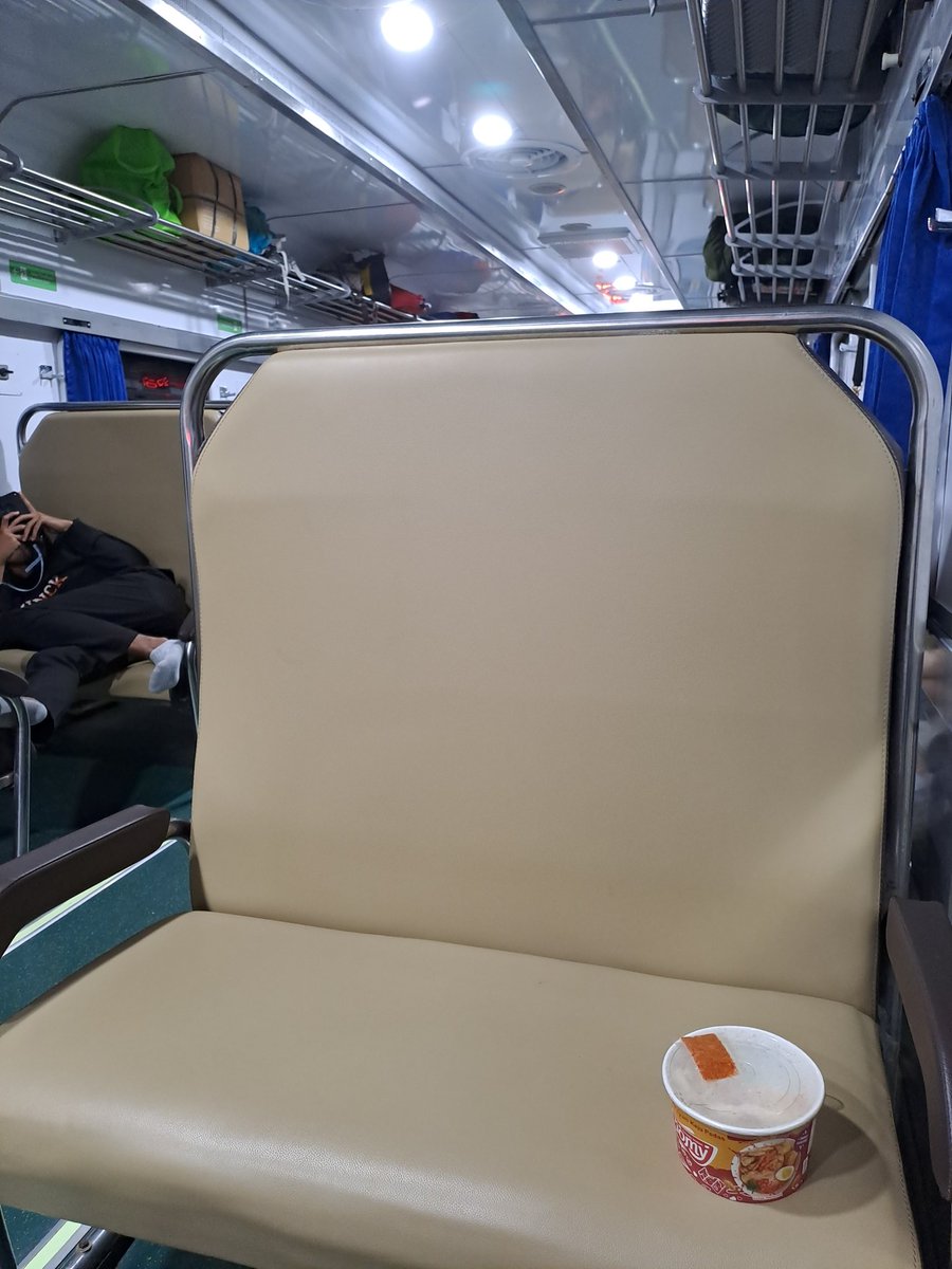 inimasfajar's tweet photo. walaupun namanya kereta "tambahan", dengan harga tiket yang sama dengan kereta yang reguler harusnya mendapatkan fasilitas yang sama juga, bukan gerbong dengan kursi tegak seperti gerbong kereta dengan harga di bawah 100rb.  @KAI121 https://t.co/vqorG4eA2P