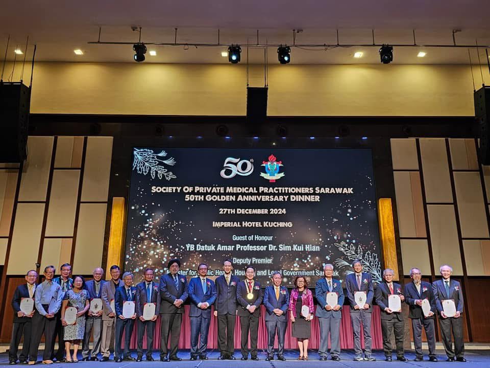 simkuihian's tweet photo. 50th Golden Anniversary Dinner of Society of Private Medical Practitioners Sarawak (#SPMPS)
Heartiest Congratulations & thank you for 50 years of medical service to people of Sarawak, to practice of our noble medical profession & contributing to Sarawak nation building. https://t.co/wGVVRnYyZO