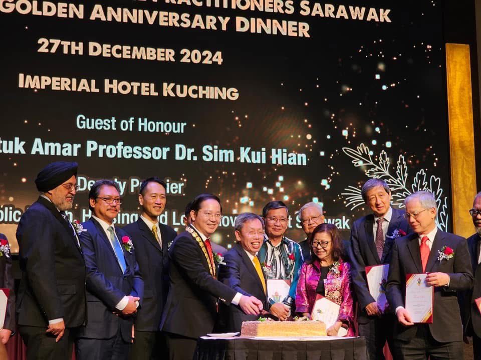simkuihian's tweet photo. 50th Golden Anniversary Dinner of Society of Private Medical Practitioners Sarawak (#SPMPS)
Heartiest Congratulations & thank you for 50 years of medical service to people of Sarawak, to practice of our noble medical profession & contributing to Sarawak nation building. https://t.co/wGVVRnYyZO