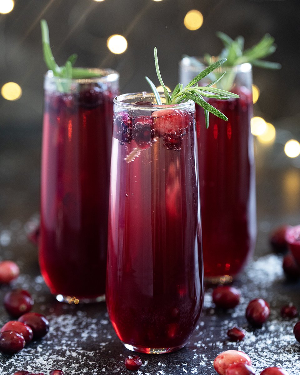 This Virgin Pomegranate and Cranberry Bellini could be your family friendly New Year's Eve drink!

Get the recipe here: tasteandtellblog.com/pom-recipe-2-v…