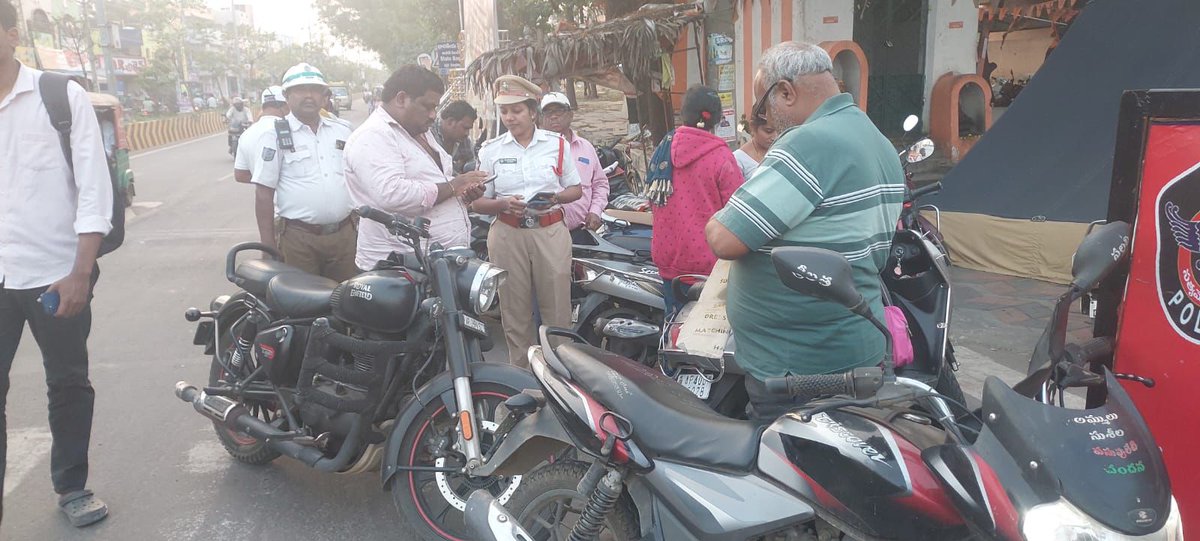 VjaCityPolice's tweet photo. పెండింగ్ చలాన్ లను https://t.co/pDrPRr3wkh… లింక్ ద్వారా చెల్లించవచ్చు మరియు పెండింగ్ చలానాలు ఉన్న అందరికి మెసేజ్ లను పంపడం జరిగింది.
#helmetdrive #FollowTrafficRules #wearhelmet #DriveSafeLiveSafe #vijayawadacity #NTRDistrict #AndhraPradeshStatePolice @APPOLICE100
(2/2) https://t.co/E1fsODbPUZ