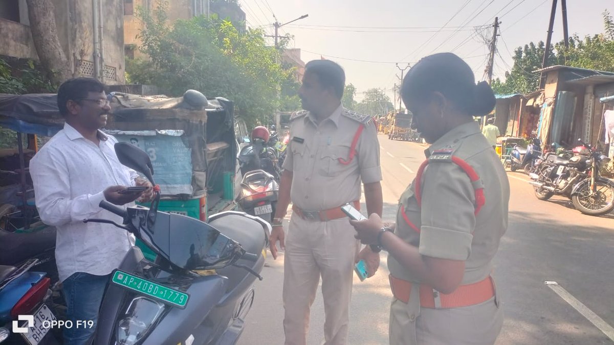 VjaCityPolice's tweet photo. పెండింగ్ చలాన్ లను https://t.co/pDrPRr3wkh… లింక్ ద్వారా చెల్లించవచ్చు మరియు పెండింగ్ చలానాలు ఉన్న అందరికి మెసేజ్ లను పంపడం జరిగింది.
#helmetdrive #FollowTrafficRules #wearhelmet #DriveSafeLiveSafe #vijayawadacity #NTRDistrict #AndhraPradeshStatePolice @APPOLICE100
(2/2) https://t.co/E1fsODbPUZ