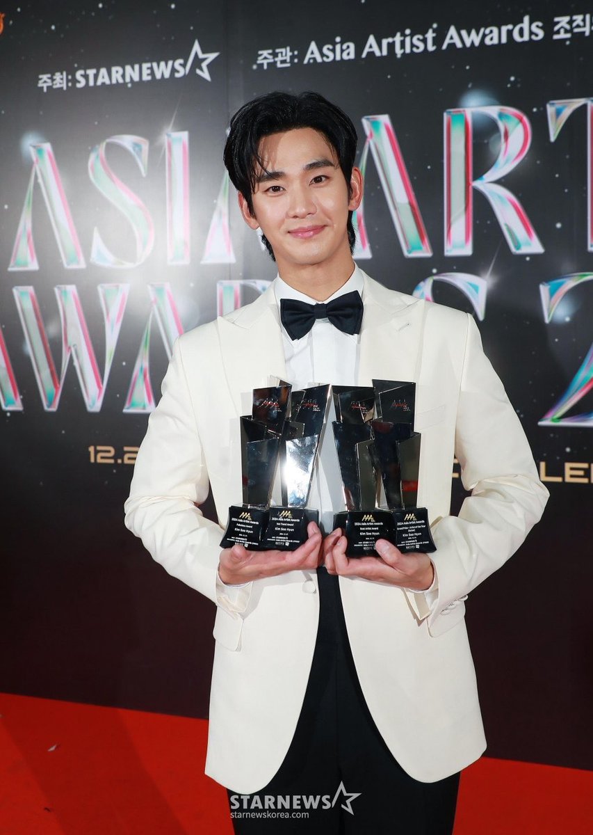Kimsoohyun_TH's tweet photo. AAA2024 x KimSooHyun 
แสดงความยินดีกับคิมซูฮยอนด้วยนะคะ
หล่อ เก่ง เพอร์เฟคมากๆๆ 🖤⭐️

🏆Hot Trend Award
🏆Fabulous Award
🏆Best Artist Award 
🏆Grand Prize (Actor of the Year) 

#AAA2024inBKKxKimSooHyun
#AAA2024xKimSooHyun
#AAA2024 #AAA2024inBKK 
#คิมซูฮยอน #김수현 #KimSooHyun https://t.co/1CL1YbI1zx