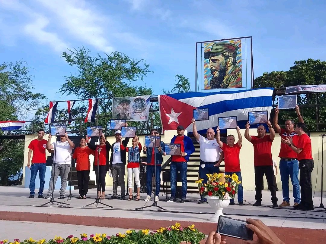 BeltranReynier's tweet photo. El reconocimiento a los trabajadores, sectores y organismos destacados en los indicadores económicos y sociales. Máximo protagonista, NUESTRO INVICTO PUEBLO, nuestros trabajadores. #ConLaFuerzaDeLaUnidad.🇨🇺 #JuntosPodemos https://t.co/NySDvdzWPE