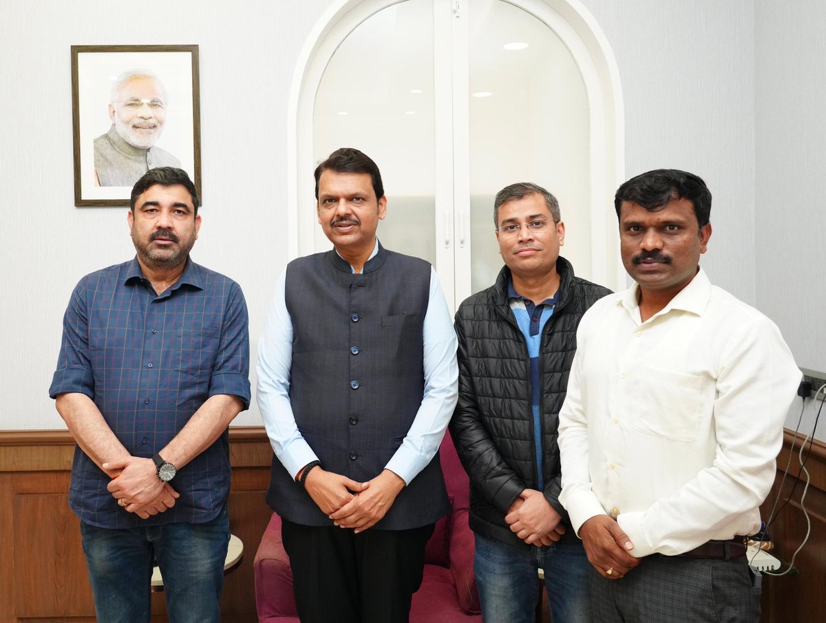 Pankaj Shukla (@ipankajshukla) on Twitter photo महाराष्ट्र चुनाव की आईटी सोशल मीडिया विभाग की समीक्षा बैठक के दरम्यान मुंबई प्रवास में यशस्वी मुख्यमंत्री आदरणीय श्री <a href="/Dev_Fadnavis/">Devendra Fadnavis</a> जी से मिलकर शुभकामनाएँ दी। इस दौरान श्री उज्ज्वल पारिक जी एवं महाराष्ट्र सोशल मीडिया संयोजक श्री प्रकाश जी भी उपस्थित रहें |
<a href="/BJP4Maharashtra/">भाजपा महाराष्ट्र</a> महाराष्ट्र चुनाव की आईटी सोशल मीडिया विभाग की समीक्षा बैठक के दरम्यान मुंबई प्रवास में यशस्वी मुख्यमंत्री आदरणीय श्री <a href="/Dev_Fadnavis/">Devendra Fadnavis</a> जी से मिलकर शुभकामनाएँ दी। इस दौरान श्री उज्ज्वल पारिक जी एवं महाराष्ट्र सोशल मीडिया संयोजक श्री प्रकाश जी भी उपस्थित रहें |
<a href="/BJP4Maharashtra/">भाजपा महाराष्ट्र</a>