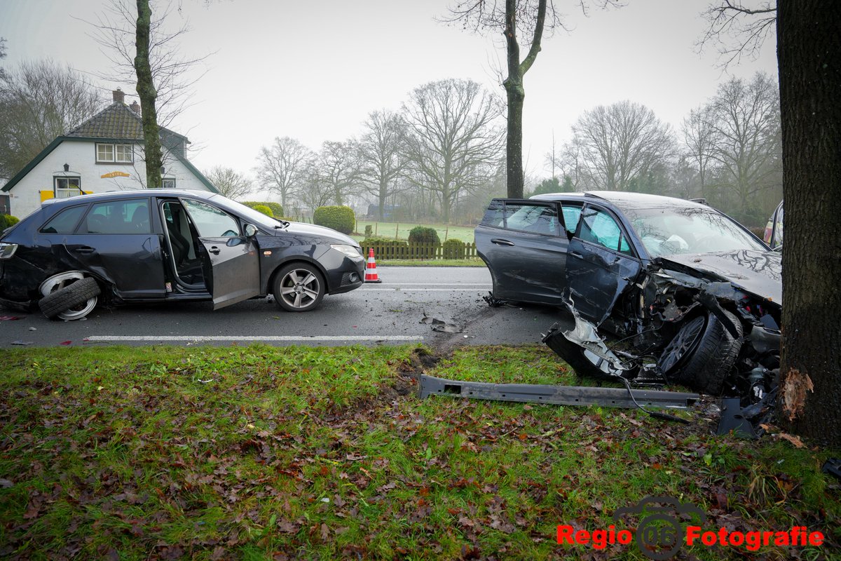 Ongeval met veel schade tussen twee auto's op Arnhemseweg Beekbergen