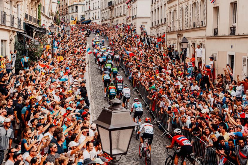 Parmi les clichés #Paris2024 qui resteront dans nos mémoires il y a cette montée rue Lepic. Symbole des Jeux au cœur de la ville devant un public joyeux qui se plait à voir la plus belle ville du monde sublimer le patrimoine, le sport &amp; l'effort des champions du monde entier