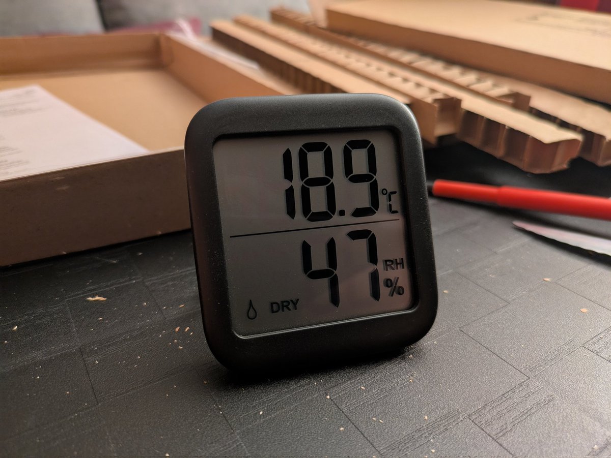 Il est 20h dans ma maison classée « D » (énergivore) au DPE.
On est en jour rouge RTE, la t° n'a pas dépassé 10°C dehors, il fait mtn 1°C, le chauffage est à l'arrêt depuis 6h ce matin, je n'ai même pas allumé la cheminée, l'ordi tourne que depuis 18h30 : j'ai encore 19°C au RDC.