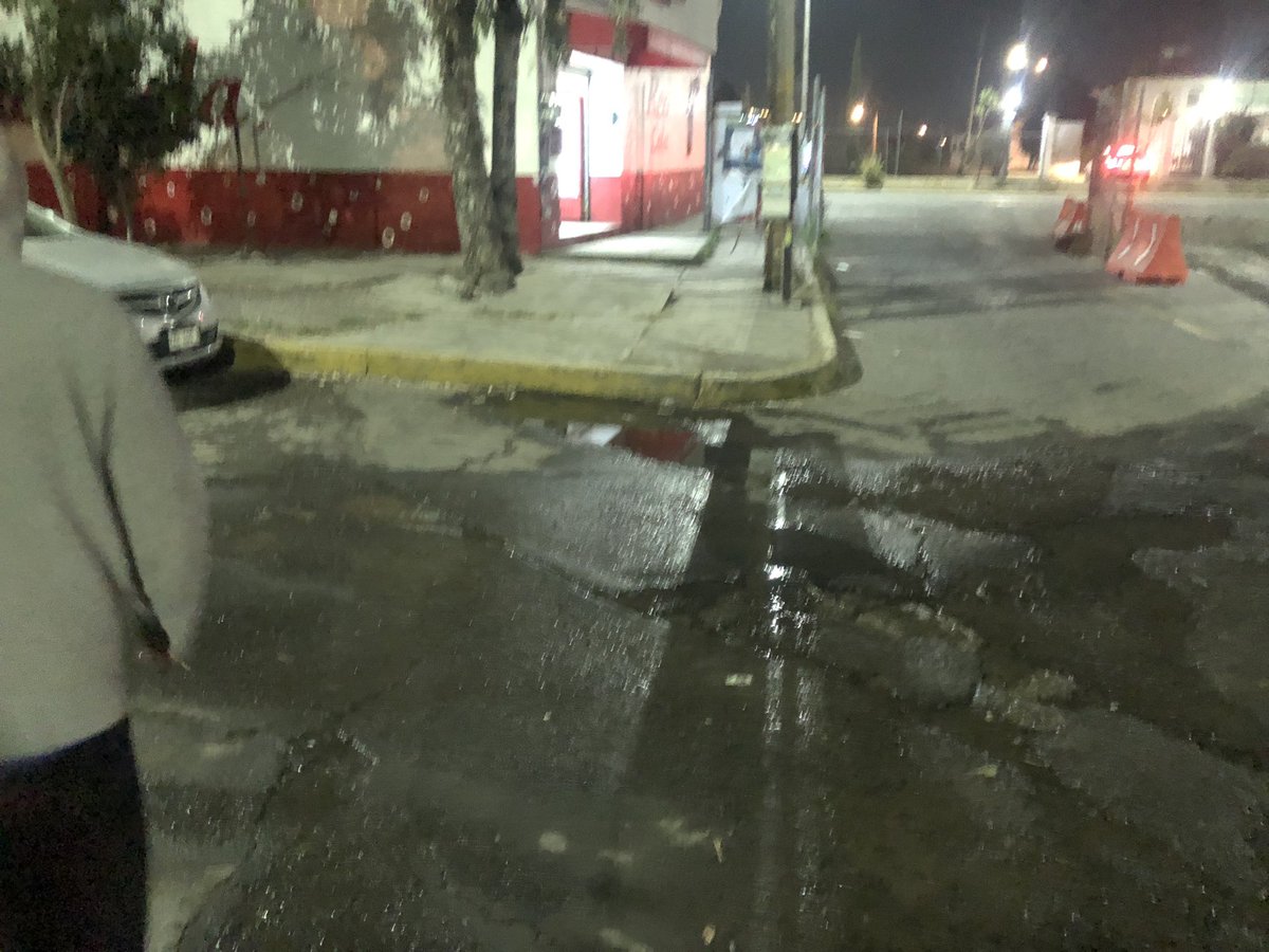 DomRichm's tweet photo. @AguadePuebla @danieltrejo22 @PueblaAyto @JCarlos_Valerio Es el mismo reporte solo que la ubicación exacta Circuito de las Flores Sur esquina Boulevard Las Carmelitas UH Mateo de Regil junto a la caseta de vigilancia  https://t.co/Iq8TfaEeEI https://t.co/qZwXC0b26n