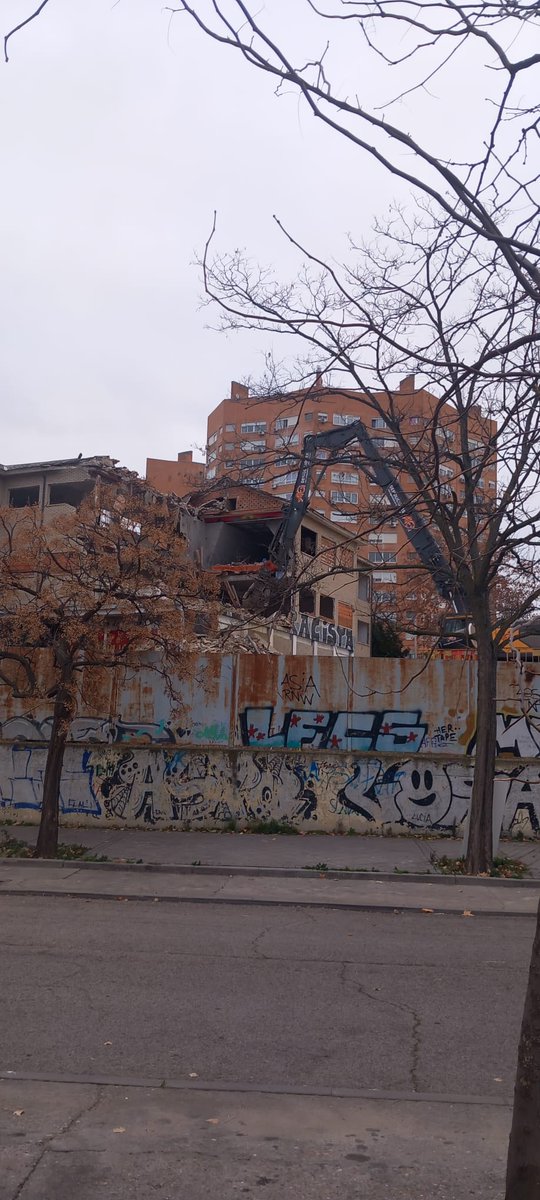 lavillanavk's tweet photo. 🔴 Están demoliendo el @CSO_Atalaya!

Esta es la destrucción "creativa" del capital: vaciar espacios llenos de vida para que solo los ricos tengan derecho al espacio.

La única respuesta posible: recuperar y okupar nuevos espacios 🔥 https://t.co/FTHHkGRWff