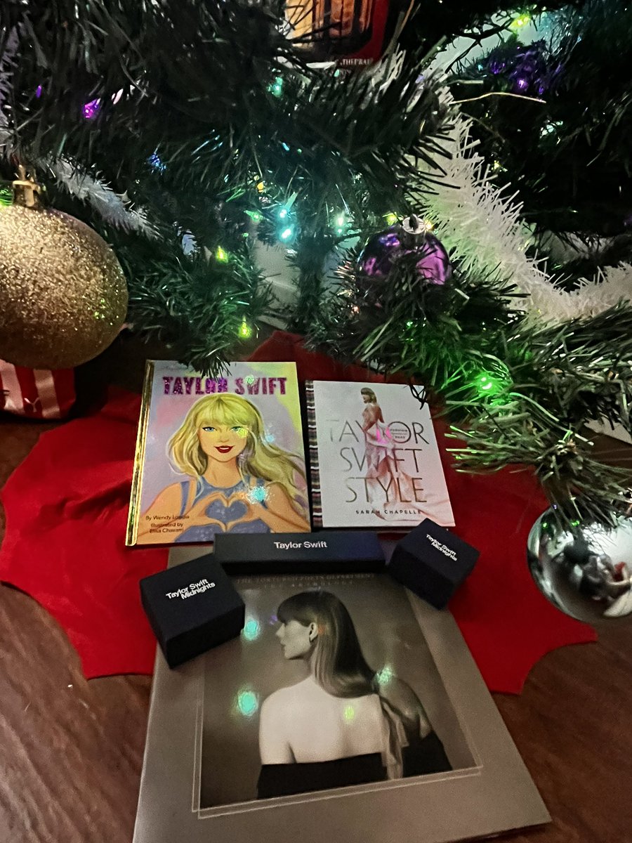 Simona_GC's tweet photo. @taylornation13 @taylorswift13 It was a beautiful Swiftie year! And it’s not even over yet! Love all my #Swiftmas gifts!! https://t.co/phEkjTlDW3