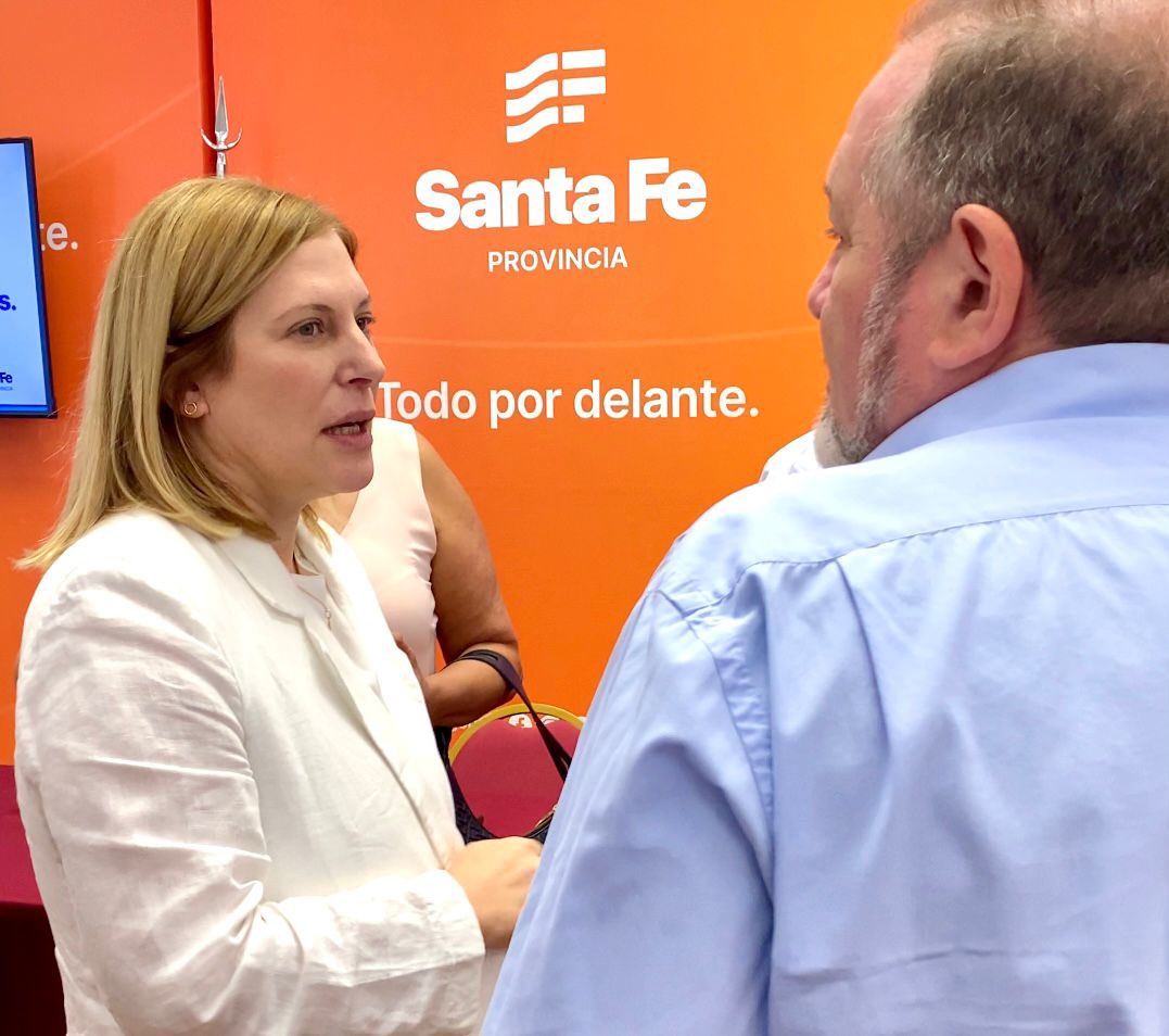 _charlycardozo's tweet photo. 🏭En la presentación de la #VentanillaUnicadeInversiones del @GobSantaFe a empresarios, colegios profesionales, autoridades municipales y comunales del departamento Rosario, para facilitar trámites a inversores y eliminar trabas burocráticas https://t.co/OReKX59qm5