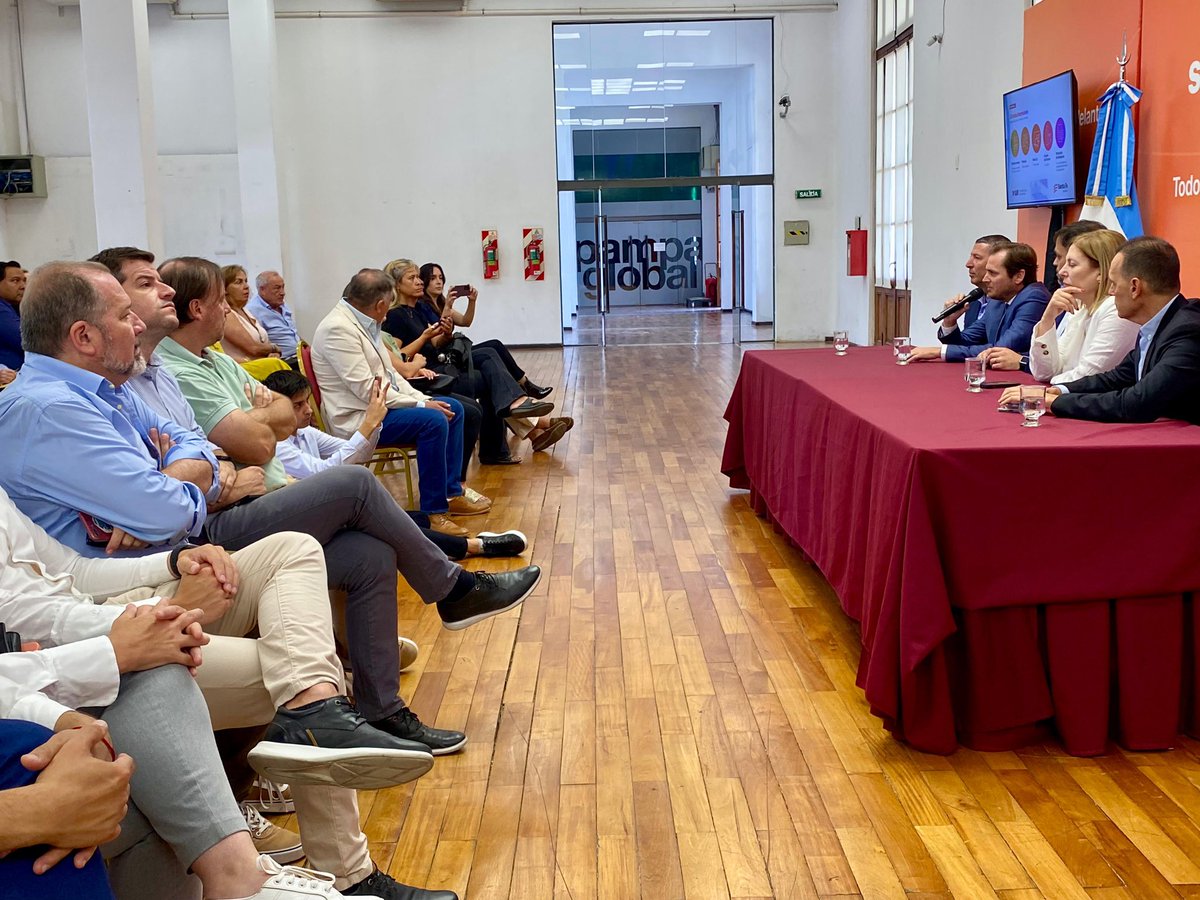 _charlycardozo's tweet photo. 🏭En la presentación de la #VentanillaUnicadeInversiones del @GobSantaFe a empresarios, colegios profesionales, autoridades municipales y comunales del departamento Rosario, para facilitar trámites a inversores y eliminar trabas burocráticas https://t.co/OReKX59qm5