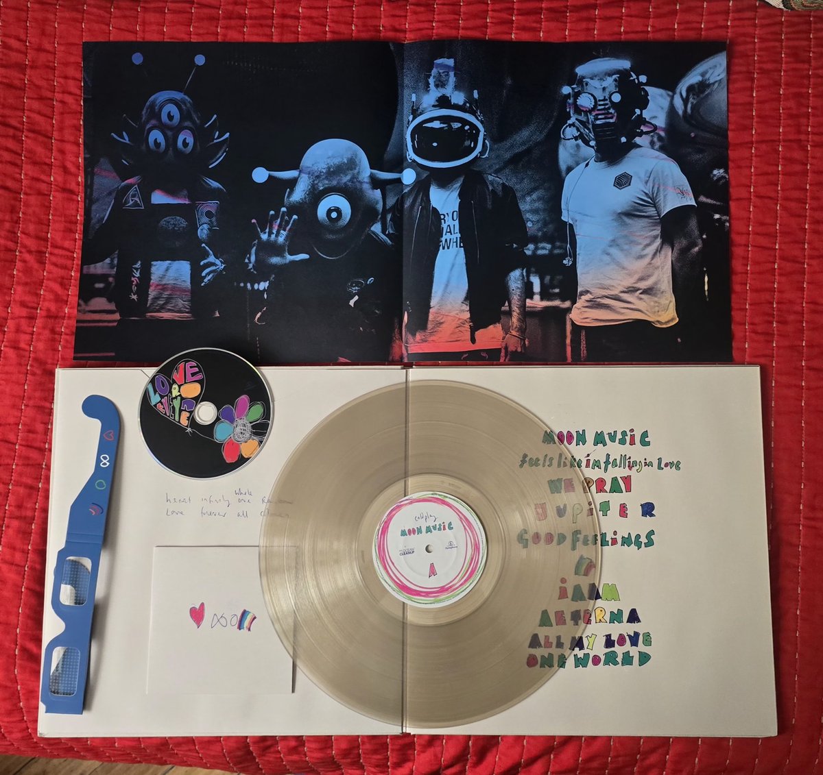 Coldplay_Marce's tweet photo. Llegaron las versiones Notebook, al fin solo falta del mismo pedido el CD firmado. Pensar que lo pedí en pre orden el mismo día que salió a la venta a la mañana ni bien me desperté y lo vi a la venta. https://t.co/o8HtZjIEod